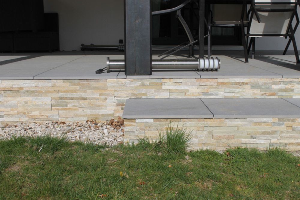 Création d’une terrasse surélevée en dalles avec parement en pierre naturelle – Pose et aménagement extérieur par AK Rénovation dans le Pays de Gex